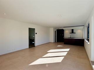 <p><span>DESTELBERGEN </span><span>- Ben je op zoek naar een appartement met terras, garage en grote gemeenschappelijke tuin in Destelbergen?</span></p><p><span>Dan is dit appartement misschien iets voor u.</span></p><p><span> </span></p><p><span>De belangrijkste troeven in een notendop:</span></p><ul><li><span>Energiezuinig nieuwbouw appartement met zonnepanelen en warmtepomp</span></li><li><span>Grote gemeenschappelijke tuin met barbecuehoek in aanleg</span></li><li><span>Aparte garage en lift aanwezig in het gebouw</span></li><li><span>Veel lichtinval doorheen het appartement</span></li><li><span>Gelegen in het centrum van Destelbergen en in de nabijheid van verschillende invalswegen</span></li></ul><p><span> </span></p><p><span>Zo ziet het appartement er uit:</span></p><p><span>Gelegen op de eerste verdieping.<br />Via de inkomhal bereik je de leefruimte met aansluitend de open keuken en een berging met aansluiting voor een wasmachine. Verder zijn er een terras van 8 m², een apart toilet, twee slaapkamers en een badkamer. <br />Bij de woning hoort een aparte garage en een gemeenschappelijke fietsenberging.</span></p><p><span>Achter het gebouw komt een grote gemeenschappelijke tuin met barbecuehoek.</span></p><p><span> </span></p><p><span>Belangrijk:</span><span><br />Beschikbaar vanaf: 1/11/2026<br />Huurprijs: € 1200 per maand + € 150 provisie (algemene delen, onderhoud tuin)<br />EPC: in aanvraag (vooropgestelde EPB-eis: E3)</span></p><p><span> </span></p><p><span>Voor een bezoek ter plaatse, vul zeker uw huurdersprofiel in op onze website. </span></p>
