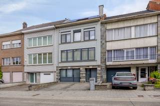 <p>Deze ruime bel-etage woning geniet van een topligging in Dilbeek, centraal maar toch rustig gelegen, op korte afstand van het centrum, belangrijke invalswegen, openbaar vervoer en de autostrade.</p><p></p><p>Belangrijke troeven: gunstig epc attest, elektriciteit conform, zonnepanelen, veel ruimte, etc.</p><p></p><p>Op het gelijkvloers bevindt zich de inkomhal die toegang geeft tot een polyvalente ruimte, ideaal als praktijkruimte, hobbykamer of extra bureau. Daarnaast is er een eerste toilet en een praktische berging aanwezig.</p><p></p><p>De eerste verdieping geniet van een ruime, lichtrijke leefruimte met eetplaats. Aansluitend bevindt zich de keuken en een aangename leefveranda. Vanuit deze ruimte heeft u toegang tot het terras en de gezellige stadstuin, waar u in alle rust kan genieten van het buitenleven. Op deze verdieping bevindt zich nog een gastentoilet.</p><p></p><p>Op de tweede verdieping bevinden zich twee ruime slaapkamers en een bureau of kinderkamer. De badkamer is uitgerust met een ligbad, dubbele wastafel en toilet.</p><p></p><p>De derde verdieping herbergt een ruime slaapkamer met dressingruimte en een extra toilet, wat zorgt voor extra comfort en privacy.</p><p></p><p>Deze woning biedt een mooie combinatie van ruimte, licht en functionaliteit, en is uitermate geschikt voor gezinnen of wie op zoek is naar een woning met extra werk- of hobbyruimte. Neem gerust contact op voor meer informatie of een bezoek.</p>