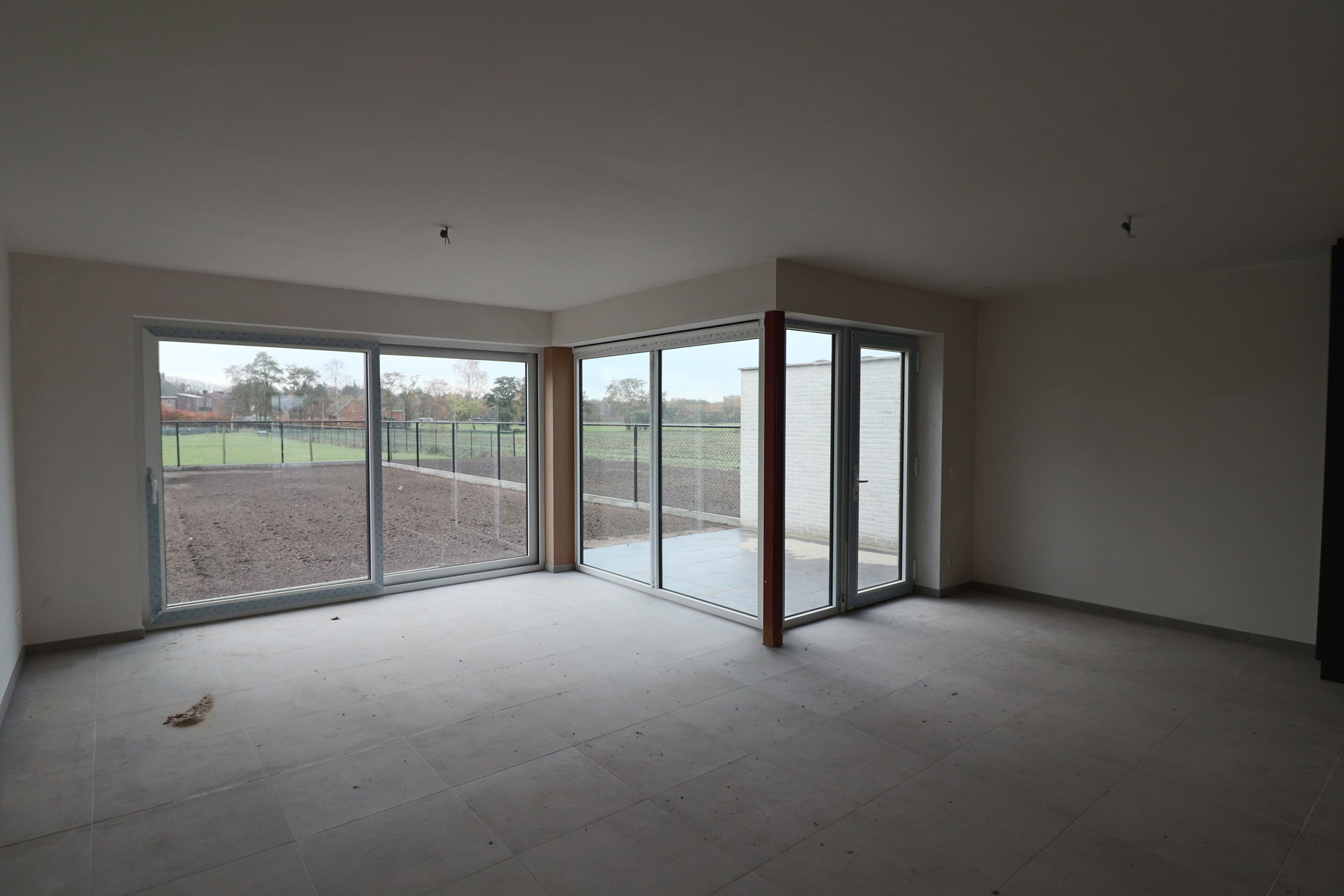 Woning met 3 slaapkamers en carport/fietsenberging op perceel van ca 366m² - foto 4