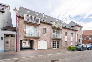 In het hart van Lotenhulle bevindt zich deze volledig ingerichte en instapklare kantoorruimte op het gelijkvloers, die jarenlang dienstdeed als bankkantoor en bijgevolg is uitgerust met tal van professionele voorzieningen.<br /><br />Bij het betreden van het pand komt u terecht in een representatieve inkomhal met wachtruimte en loket, gevolgd door beveiligde toegangen naar een ruime open kantooromgeving die plaats biedt aan meerdere medewerkers. Verder beschikt het pand over een kitchenette, een afzonderlijk toilet, een technische ruimte met kluizenlokaal en diverse praktische faciliteiten.<br /><br />Een extra troef is het afzonderlijke directiebureau met een eigen in- en uitgang, ideaal voor discrete gesprekken of een zelfstandige praktijk.<br /><br />Daarnaast hoort bij het pand een inpandige garagebox, wat zorgt voor extra comfort en opslagmogelijkheden.<br /><br />Bent u op zoek naar een professionele werkplek, kantoor, praktijkruimte of kabinet op een uitstekende locatie in het centrum van Lotenhulle? Dan biedt dit pand een unieke opportuniteit.<br /><br />Interesse? Neem vandaag nog contact op en plan uw bezoek!