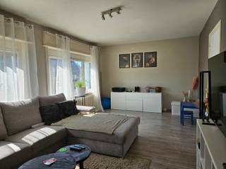 Nabij het centrum van Beerse vinden we deze praktische woning met een aangename indeling. Op het gelijkvloers beschikt de woning over een inkomhal, keuken, badkamer en achterhal. De eerste verdieping omvat een woonkamer, twee slaapkamers, een toilet en een ruim dakterras, ideaal om in alle rust van de buitenlucht te genieten. Op de tweede verdieping bevindt zich een lichte zolderkamer die als derde slaapkamer kan worden gebruikt. Verder beschikt de woning over een droge kelder en een garage die geschikt is voor het stallen van fietsen, maar niet voor het plaatsen van wagens. Bezoek mogelijk vanaf 1 oktober 2026. Een BEZOEK aanvragen kan enkel online via WWW.VASTGOEDPARTNERS.BE