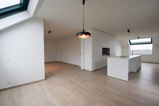 Luxueus duplex-appartement in het centrum van Sint-Gillis-Waas! Dit betreft een duplex-appartement met 2 slaapkamers, ruime leefruimte en 2...