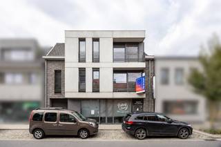 Bent u op zoek naar een investering met overdracht van aandelen? Dan is deze eigendom iets voor u. Het betreft hier de vroegere bakkerij Broos met woonst. <br />Indeling: het gelijkvloers van ongeveer 450m² bestaat uit de vroegere bakkerswinkel met achteraan de werkplaats en magazijn. Ideaal voor zelfstandigen op zoek naar veel ruimte met combinatie wonen. Achter het magazijn hebben we nog een tuin van ruim 500m² met een servitudeweg naar de Pastoor Goetschalckxstraat. Op de 1ste verdieping hebben we de ruime woonkamer (58m²) met toegang tot het zonneterras (50m²). Verder is er de open keuken, een apart toilet en 2 slaapkamers (19+17m²) die elk toegang hebben tot de badkamer (11m²) met ligbad, douche en wastafel dubbel in meubel. Op de 2de verdieping geeft de nachthal (10m²) toegang tot de 2de badkamer (7m²) met ligbad, wastafel enkel in meubel en toilet. Tenslotte zijn er nog 3 slaapkamers (21+20+17m²) en een extra bergzolder.<br />Troeven:<br />- EPC A, warmtepomp<br />- Gunstige locatie<br />- Ruime duplex met 5 slaapkamers<br />Voor verdere info omtrent de overdracht van aandelen neemt u best contact op met ons kantoor op 03 360 85 30.