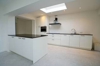 In een zeer rustige straat in het gezellige Mariekerke bevindt zich deze deels gerenoveerde woning met tal van troeven.<br />De woning beschikt over drie volwaardige slaapkamers en werd reeds volledig geschilderd, waardoor u zonder zorgen kan verhuizen. De nieuwe keuken en badkamer zorgen voor een hedendaags comfort. De keuken wordt bovendien nog verder afgewerkt met een stijlvol granieten werkblad, wat het geheel een extra luxueuze uitstraling zal geven.<br />Verder is er een praktische kelder aanwezig, ideaal voor extra opslag. Buiten geniet u van een klein, onderhoudsvriendelijk tuintje waar het aangenaam vertoeven is. Achteraan vindt u een ruime berging en een garage, wat zorgt voor voldoende opbergruimte en parkeergelegenheid.<br />Kortom, een instapklare woning op een rustige ligging, perfect voor wie comfortabel en zorgeloos wil wonen in een aangename omgeving.<br />Na opmaak van het EPC werd er nog een nieuwe verwarmingsketel en isolatie in het plat dak geplaatst. <br />Referentie: 5631