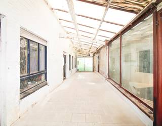 Bent u op zoek naar een woning boordevol mogelijkheden? Deze halfopen bebouwing, gelegen op een toplocatie in Waasmunster, biedt u de unieke kans om uw droomwoning te creëren of een slimme investering te realiseren.<br /><br />De woning biedt in totaal de mogelijkheid om maar liefst vijf slaapkamers te creëren. Momenteel beschikt de woning over twee volwaardige slaapkamers en een ruime zolder, die eenvoudig kan worden omgevormd tot twee extra slaap- of hobbykamers. Op het gelijkvloers bevindt zich bovendien een extra kamer, die perfect kan dienen als bureau, slaapkamer of hobbyruimte, afhankelijk van uw behoeften. Dankzij de garage en de aangename, zuidelijk georiënteerde tuin geniet u bovendien van extra comfort en buitenruimte.<br /><br />Hoewel de woning renovatie vereist, zijn de stevige structuur en de aantrekkelijke ligging echte troeven. Gelegen vlak bij scholen, winkels, openbaar vervoer en belangrijke invalswegen, combineert deze eigendom rust en bereikbaarheid op ideale wijze.<br /><br />Deze woning is perfect voor snelle beslissers die een pand naar eigen smaak willen afwerken of een waardevaste investering zoeken. Potentieel en locatie zoals deze vindt u zelden. Met de juiste renovatie maakt u van deze woning een echte thuis, volledig afgestemd op uw wensen en levensstijl. Dankzij de uitstekende bereikbaarheid en de groeiende vraag naar kwalitatieve woningen in deze regio, is dit niet alleen een ideale gezinswoning, maar ook een bijzonder interessante investering op lange termijn.<br /><br />Laat deze unieke kans niet voorbijgaan. Neem vandaag nog contact met ons op en ontdek zelf de mogelijkheden die deze eigendom u te bieden heeft!<br /><br />Dit pand is onderworpen aan de renovatieverplichting van de Vlaamse overheid voor residentiële gebouwen (behoudens bij sloop binnen 5 jaar na de aankoop). Consulteer voor meer informatie de website van het Vlaams Energie- en Klimaatagentschap via https://www.vlaanderen.be/een-huis-of-appartement-kopen/renovatieverplichting-voor-residentiele-gebouwen.