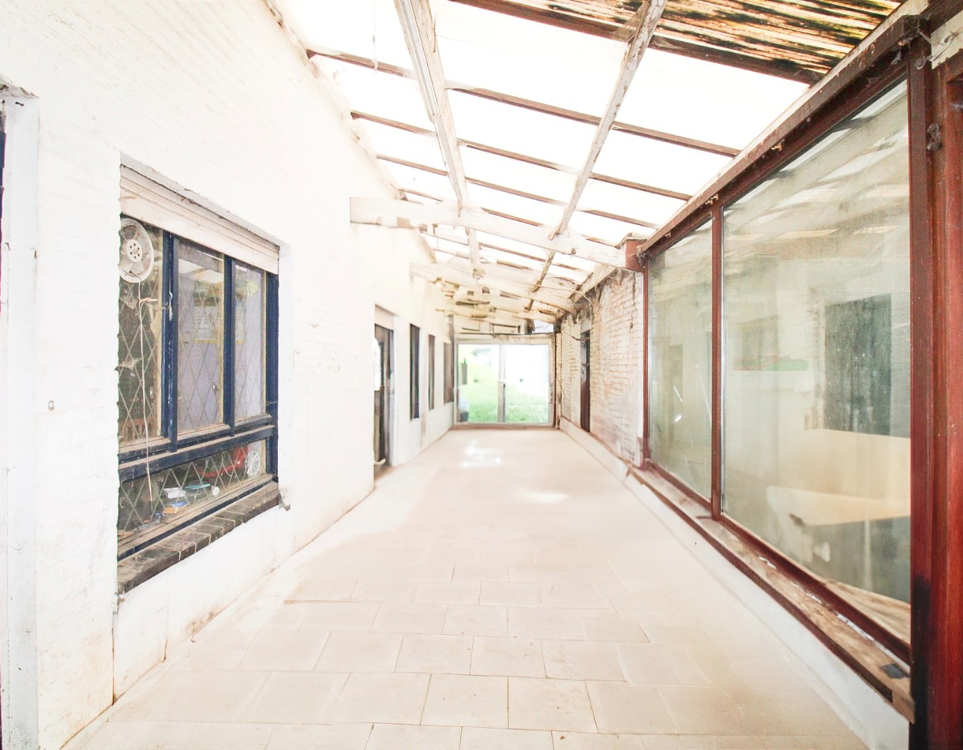 Unieke investeringskans: Halfopen bebouwing met garage, optie tot vijf slaapkamers en groot potentieel op toplocatie te koop in Waasmunster! - foto 3