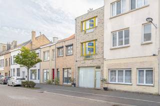 - Ideale ligging aan de kust van Oostende: Stuiverstraat 23<br />- Gelijkvloers: Handelsruimte/polyvalente ruimte met berging en toilet<br />- Keuken en leefruimte op de eerste verdieping<br />- 2 slaapkamers op de derde verdieping<br />- Zolder<br />- EPC: 599 kWh/m²/jaar, label F (UC: 3512913) <br />- Richtprijs: € 179.000
