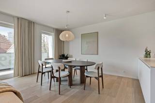 Welkom in Domein Beverhof, een uniek woonproject op een groene en strategische locatie in de rand van Beveren-Roeselare.<br /><br />Gelegen in de rand van Beveren-Roeselare geniet u hier van een rustige woonomgeving met alle voorzieningen binnen handbereik. Het centrum van Beveren, het station en de binnenstad van Roeselare bevinden zich op korte afstand. Bovendien zorgen de vlotte verbinding met de E403 en de nabijgelegen invalswegen voor een uitstekende bereikbaarheid.<br /><br />Dit ruime appartement op de tweede verdieping beschikt over twee aangename terrassen, ideaal om op elk moment van de dag van de buitenlucht te genieten.<br />Binnenin verwelkomt de inkomhal u met een gastentoilet. De lichtrijke leefruimte met grote raampartijen sluit naadloos aan op de volledig uitgeruste open keuken, die het hart van de woning vormt.<br /><br />Verder beschikt het appartement over een praktische berging, twee volwaardige slaapkamers en twee comfortabele badkamers, waardoor het perfect inspeelt op hedendaags wooncomfort.<br />Via het gebouw bereikt u eenvoudig de ondergrondse garageverdieping, waar de privatieve garages zijn ondergebracht.<br /><br />De hoogwaardige afwerking, duurzame materialen en energiezuinige technieken garanderen een comfortabele en toekomstgerichte woonervaring. Dankzij de lucht-water warmtepomp, de doorgedreven isolatie en het ventilatiesysteem woont u niet alleen aangenaam, maar ook energiezuinig.<br /><br /><strong>Profiteer bovendien van de mogelijkheid om nieuwbouw aan 6% btw aan te kopen.</strong><br /><br />Bent u op zoek naar een energiezuinig appartement op een uitstekende locatie? Maak vandaag nog een afspraak en ontdek zelf de troeven van dit appartement via 051 | 201.400.