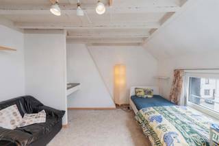 TREVI GENT - INVEST buitenkans! Opbrengsteigendom met 5 studentenkamers gelegen op een uitstekende locatie (vlakbij campus Rabot KUL): Alles is steeds vlot verhuurd.   Indeling: Kelder, gelijkvloers: hall, 1 kamer, gemeenschappelijke recent vernieuwde keuken, fietsenberging, koer, 2 toiletten + douchekamer, eerste verdieping: 2 kamers, 2de verdieping: 2 kamers.  Conformiteitsattesten aanwezig.
Het appartementsblok zal nog voorzien worden van warmtepompen (Lucht-Lucht) om te verwarmen en te koelen. Het uiteindelijke EPC-label zal hierdoor een label B zijn.