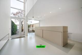 Deze charmante, volledig instapklare woning bevindt zich op wandelafstand van het centrum van Roeselare en combineert stijl, ruimte en comfort op...