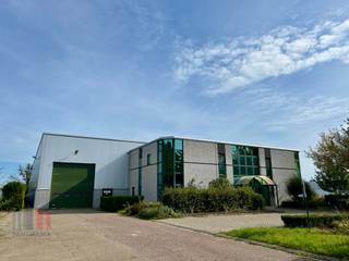 Multifunctional business site of 6,204 m² for rent, strategically located and ideal for companies looking for a combination of office space, storage capacity, and residential accommodation.<br />The site comprises a ready-to-use storage space of +/- 1,800 m² with a clear height of 6 meters, equipped with two sectional doors, a rolling bridge, three-phase electricity, and gas connection—perfectly suited for various logistics or industrial applications.<br /><br />Adjacent to this is a bright office space with all modern comforts, including sanitary facilities, kitchen facilities, internet, and natural light, contributing to a pleasant working environment. In addition, there is a ready-to-use apartment, suitable as a caretaker's residence or staff accommodation.<br /><br />This versatile site combines functionality, space, and comfort in one location and is an excellent opportunity for companies with growth ambitions.<br />Ample parking is available on fully fenced grounds. The site is available immediately and conveniently located in Sint-Truiden, just minutes from the E314 motorway, providing easy access to Hasselt, Leuven, and the surrounding regions.<br /><br />Contact PANORAMA B2B for additional information, plans, or a no-obligation site visit at 0474 17 17 15.