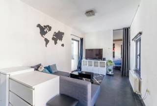 <p>Welkom in dit prachtig gerenoveerde 1-slaapkamerappartement, gelegen in het historische centrum van Antwerpen. Vanuit de leefruimte geniet u van een uitzonderlijk uitzicht op de indrukwekkende <span>Sint-Carolus Borromeuskerk</span>, die zich vlak tegenover het appartement bevindt.</p><p>Dankzij de grote raampartijen baadt het appartement de hele dag in natuurlijk licht en wordt de prachtige architectuur van de kerk als het ware onderdeel van uw interieur. De lichtrijke leefruimte sluit naadloos aan op een stijlvolle, strakke open keuken, perfect voor wie houdt van modern wooncomfort.</p><p>Het appartement beschikt verder over een ruime slaapkamer en een praktisch afzonderlijk washok, wat zorgt voor extra comfort en opbergruimte.</p><p>Op het gelijkvloers bevindt zich een gezellig koffiezaakje, ideaal voor uw dagelijkse koffie of ontbijt. Bovendien ligt de <span>Meir</span> op slechts enkele minuten wandelen, met een uitgebreid aanbod aan winkels, restaurants en stadsvoorzieningen binnen handbereik.</p><p>Een unieke woonkans voor wie op zoek is naar karakter, licht en een topligging in het bruisende hart van Antwerpen.<br /><br />Wenst u graag meer info? <br />info@markasa.be of 03/827.72.92</p>