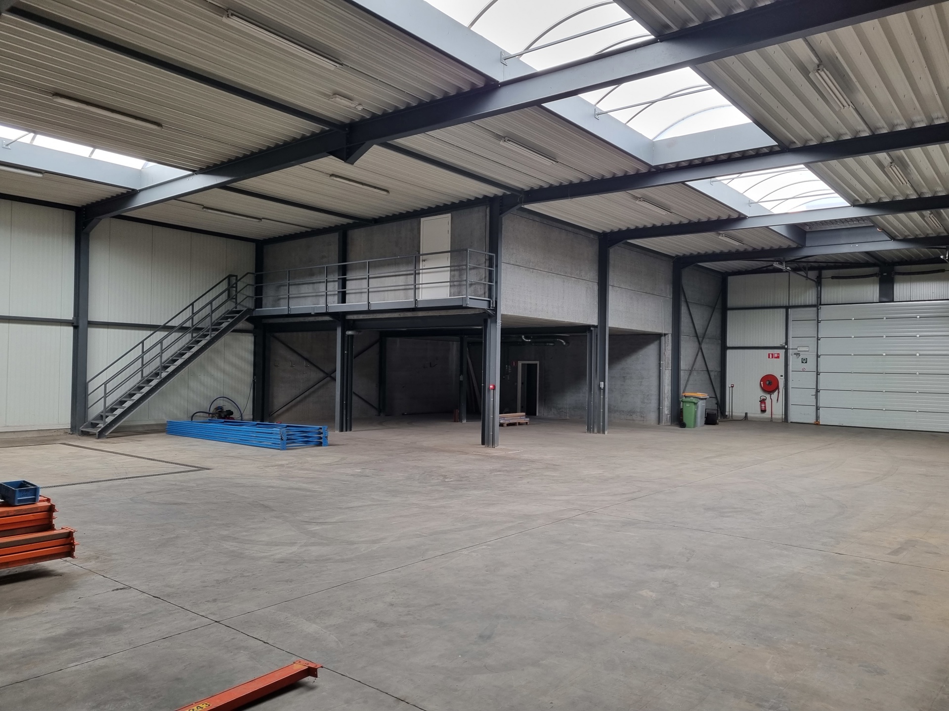 TE HUUR: Bedrijfshal met kantoren en appartement in Meeuwen - foto 3