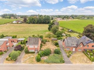<p>In de rustige en groene Nanofstraat te Diepenbeek bevindt zich deze mooie bouwgrond voor een halfopen bebouwing op een perceel van <span><strong>6a 18ca</strong></span>. Een ideale locatie voor wie op zoek is naar een aangename woonomgeving met alle ruimte om een eigen woning te realiseren.<br /><br />De bouwgrond combineert een rustige, residentiële ligging met een uitstekende bereikbaarheid. Winkels, scholen en het openbaar vervoer bevinden zich in de nabije omgeving, terwijl u tegelijkertijd geniet van de rust en het groen. Bovendien grenst het perceel aan agrarisch gebied, waardoor u achteraan geniet van een open uitzicht en een groene omgeving. Dit zorgt voor een extra gevoel van ruimte en privacy.<br /><br /><span><strong>Op deze bouwgrond zijn de standaard bouwvoorschriften van toepassing:</strong></span><br />- aansluiting op de bestaande woning;<br />- 3 meter afstand van de rechter perceelgrens;<br />- bouwdiepte gelijkvloers: 17 meter;<br />- bouwdiepte eerste verdieping: 12 meter.<br /><br />Bent u op zoek naar een bouwgrond waar u uw woonplannen kunt realiseren? Neem dan gerust contact met ons op voor meer informatie of een afspraak.<br /><span><strong>info@ninabrunovastgoed.be - 089/20 34 34</strong></span></p>