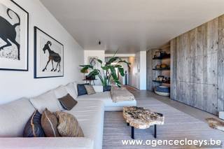 Subliem appartement op de zeedijk van De Haan, voorzien van alle comfort en luxe.Het appartement beslaat 3 volledige verdiepingen en werd volledig,...