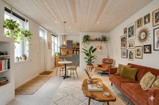 De Krijgsgasthuisstraat heeft een rijke geschiedenis als de voormalige Hospitaalstraat bij het Militaire Hospitaal. Het is een bijzonder rustig plekje te midden van de stad. Je geniet hier van de ideale combinatie: ongeziene stilte, en toch alles binnen handbereik.De studio zelf is gelegen op het gelijkvloers en vormt de perfecte opportuniteit voor wie op zoek is naar een eerste eigen stek of een slimme investering. Binnenin vind je een ruime, lichtrijke leefruimte die slim kan worden ingericht met een afgescheiden slaaphoek. De ruimte sluit aan op de keuken en een spiksplinternieuwe badkamer. De studio deelt het terras en kan gebruik maken van de zitbanken en van een gemeenschappelijke fietsenberging.Hoewel het EPC een label D vermeldt, is dit in de praktijk een zeer zuinige studio met een opvallend laag reëel verbruik. Dit is te danken aan de kwalitatieve HR-dubbele beglazing, de vernieuwde voordeur en de hoogrendement condensatieketel (2019), die zorgen voor een optimaal comfort zonder hoge energiefacturen. Tot slot is de elektrische keuring van de studio conform!De AI-visualisaties zijn bedoeld als inspiratie. Er werd geen rekening gehouden met technische specificaties, stedenbouwkundige voorschriften of de concrete mogelijkheden tot realisatie.Bestuursmaatregelen in het maatregelenregister: in aanvraag