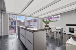 Duplex te koop in het centrum van KuurneDit is een vanafprijs, elk bod boven deze prijs wordt voorgelegd aan de eigenaar.Ontdek deze ruime duplex...