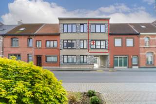 <p>In het centrum van Beveren bevindt zich deze instapklare duplex, gelegen in een kleinschalig gebouw zonder lift.<br /><br />Op de 1ste verdieping beschikt het appartement over een ruime en lichtrijke leefruimte met aansluitend een semi-open keuken en een zonnig terras. De 2de verdieping omvat een nachthal, een master bedroom, een 2de slaapkamer of bureau met terras, een badkamer met douche en een praktische wasberging.<br /><br />Daarnaast is er nog een garagebox die verplicht mee aan te kopen is aan €20.000.<br /><br />Het dak werd volledig vernieuwd in 2016 en de ramen werden vervangen in 2015.<br /><br />Als extra troef zijn de maandelijkse kosten van €20 bijzonder laag.<br /><br />Dit appartement is bovendien ook uitermate geschikt als investering.<br /><br />Wij leiden je graag rond!</p>