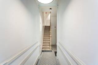 <p>Zeer aantrekkelijk <strong>gelijkvloers appartement</strong>, gelegen in de rustige Pacificatiewijk. Het pand beschikt over een royale leefruimte met een grote living en open keuken, ideaal voor alleenstaanden of een koppel. Dankzij de brede gevel en de grote raampartijen geniet zowel de woonkamer als de keuken van een aangename lichtinval, wat het appartement bijzonder ruimtelijk maakt. Bovendien biedt het appartement een mooi uitzicht op het Pacificatieplein. Doordat het pand ingesloten is tussen andere woningen, liggen de energiekosten voor gas, water en elektriciteit doorgaans lager.</p>
<p>Het appartement beschikt over een <strong>aparte toiletruimte</strong> en een <strong>extra open ruimte</strong>, ideaal als bureau, dressing of hobbyruimte, wat zorgt voor een praktische en flexibele indeling.</p>
<p>Het gelijkvloers combineert vlotte toegankelijkheid met comfortabel wonen in een rustige omgeving. De buurt is ideaal voor wie op zoek is naar een aangename woonomgeving met alle stadsvoorzieningen binnen handbereik. De ligging in Antwerpen 2000 garandeert een uitstekende nabijheid van het bruisende Zuid, met onder meer het Museum voor Schone Kunsten, de Marnixplaats en tal van eet- en uitgaansgelegenheden. Ook de Waterpoort, het park aan de Kaaien en de Schelde bevinden zich op wandelafstand. Daarnaast is de woning vlot bereikbaar via de invalswegen richting Brussel, Gent en Brasschaat.</p>
<p>Het gebouw beschikt over een authentieke Antwerpse voorgevel, wat bijdraagt aan het karakter van het geheel. Na een renovatie in 2016 werd het appartement volledig up-to-date en brandveilig gemaakt, met onder meer rookdetectors, blusapparaten en rookluiken.</p>
<p><strong>Ruime kelderruimte inbegrepen.</strong></p>