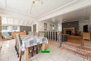 In het rustige en idyllische De Wandelaar, een doodlopende straat waar enkel plaatselijke bewoners passeren, vinden we deze charmante woning die perfect de balans vindt tussen privacy en verbondenheid. Hier woont u in alle rust, terwijl het bruisende stadsleven, de gezellige handelszaken, de polders én het strand met de zeedijk zich op wandel- en fietsafstand bevinden. Een unieke ligging die u het beste van twee werelden biedt: sereniteit en nabijheid.<br /><br />Bij aankomst geniet u van de vlotte parkeermogelijkheden: voor de woning is er steeds plaats, maar ook op de privatieve oprit is ruimte voor meerdere wagens. De garage biedt niet alleen extra parkeercomfort, maar ook royale opbergruimte.<br /><br />We betreden de woning via de inkomhal met handige bergruimte en apart toilet. Van hieruit leiden we u naar de lichtrijke woonkamer, opgedeeld in een gezellige living, een eetplaats en een vaste veranda met zicht op de prachtig zongerichte tuin. Dankzij de kachel geniet u hier ook in de winter van een warme, huiselijke sfeer. De open keuken is uitgerust met hedendaagse voorzieningen, waardoor koken hier een plezier wordt.<br /><br />Op het gelijkvloers vinden we daarnaast een extra berging, een eerste badkamer, een saunakamer, een bureauruimte en een eerste slaapkamer, ideaal voor wie gelijkvloers wil wonen of gasten in alle comfort wil ontvangen. De eerste verdieping biedt plaats aan drie bijkomende slaapkamers, waarvan twee ruime en één kinderkamer, en een tweede badkamer.<br /><br />Extra pluspunten: de woning kent geen renovatieverplichting, de elektrische installatie is volledig conform gekeurd en de jacuzzi in de tuin maakt deel uit van de verkoop. Hier geniet u in alle privacy, omgeven door groen en zon.<br /><br />Deze woning is een perfecte uitvalsbasis voor wie houdt van rust, maar de nabijheid van stad, strand en natuur weet te waarderen. Mis deze kans niet en plan vandaag nog uw bezoek!<br /><br />
