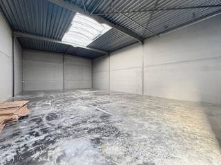 Het betreft hier een nieuw bedrijfsverzamelgebouw, bestaande uit 18 KMO-units en 2 kantoren. <br />Rondom het gebouw is een private weg aangelegd met 58 parkeerplaatsen.<br /><br />Nog beschikbare units: unit 1, Unit 6 en Unit 7!<br /><br /><u><strong>AFWERKING:</strong></u><br />- Stalen constructie: gezandstraald, behandeld met lasprimer en voorzien van all meta coating<br />- Geïsoleerde (10cm PIR) gladde betonpanelen - EPB-conform<br />- Scheidingswanden in gladde betonpanelen, dienst doende als brandmuur (EI60)<br />- Gepolierde en gewapende betonvloer (15cm) met XPS vloerisolatie (volgens EPB-normering).<br />- Geïsoleerd (100mm PIR) plat dak bestaande uit geprofileerde staalplaten (Steeldeck met roofing)<br />met centrale lichtstraat (dubbelwandige polycarbonaat platen (2x 10mm vierwandig), voorzien van rook- en warmteafvoersysteem)<br />- 1 geïsoleerde, automatische sectionaalpoort (h: 4,20m; b: 4,50m) met afstandsbediening (één zender)<br />- Per unit is een raampartij voorzien en glazen inkomdeur. IDEAAL om nog een kantoorruimte te voorzien.<br />- Extra belasting voor zonnepanelen is voorzien: 15kg/m²<br /><br />Conform bijlage 6, Brandklasse C!<br />Automatische branddetectie met RWA-luiken<br /><br /><u><strong>NUTSVOORZIENINGEN:</strong></u><br />De individuele aansluitingen per unit op water, elektriciteit (40A, 3 x 400V), internet/telefoonkabel van het tellerlokaal tot in de unit. <br />Het tellerlokaal bevindt zich in unit 1, die voorzien is van 2 afzonderlijke buitendeuren.<br />Er is een gescheiden rioleringsstelsel voorzien voor afvoer van regen- en afvalwater. Per unit is een afvoer voorzien voor sanitaire module.<br />Per 2 units is regenwaterput van 10.000 liter voorzien, met aanzuigleiding per unit (zonder pomp).<br /><br /><u><strong>OMGEVINGSWERKEN en TOEGANGSWEGEN:</strong></u><br />Rond de gebouwen zal de buitenaanleg en de groenvoorziening uitgevoerd worden conform het lastenboek en plannen.<br /><br /><u><strong>LIGGING:</strong></u><br />- Centrale ligging in West-Vlaanderen<br />- Op slechts enkele kilometers van de autosnelweg E403 (Brugge-Kortrijk), afrit 'Ruddervoorde-Zedelgem'<br />- Op 500m van N32 - verbindingsbaan Brugge-Torhout<br /><br /><u>* Bijzonderheden:</u><br />- <strong>Nieuwe voorwaarden wegens voorziene oplevering eind juni 2026</strong>!<br />- Vermelde prijzen zijn exclusief 21% btw, aansluitingskosten van de nutsvoorzieningen, meterkast, deelname basisakte, opmeting, PID en brandcentrale.<br />- Interessant voor btw-plichtige (21% btw is volledig recupereerbaar, geen registratie!)<br />- Onze referentie op <strong>www.centro.be</strong>: <strong>Q0762-6</strong> of contacteer ons op 050 70 01 02.