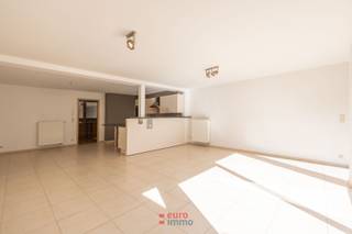 Dit zeer ruime appartement met twee volwaardige slaapkamers is een uitgelezen kans voor wie houdt van licht, ruimte en stadsleven. Gelegen op het gelijkvloers van Residentie Porthouse, bevindt u zich hier in de Kaaistraat, midden in de historische stadskern van Nieuwpoort, op wandelafstand van supermarkten, openbaar vervoer, restaurants en alle voorzieningen.<br /><br />Het appartement zelf valt op door zijn uitzonderlijke lichtinval en royale volumes. De woonkamer met open keuken vormt een aangename leefruimte die uitgeeft op de patio, wat zorgt voor een mooie verbinding tussen binnen en buiten.<br /><br />Naast de patio beschikt het appartement ook over een stadskoer, waardoor u geniet van twee volwaardige buitenruimtes met een totale oppervlakte van maar liefst 94 m² – een zeldzaam pluspunt dat het comfort van een woning benadert.<br /><br />De twee ruime slaapkamers, de functionele keuken en de aangename badkamer maken dit geheel compleet. De moderne inrichting en praktische indeling zorgen ervoor dat u zich hier meteen thuis voelt.<br /><br />EPC: 225<br /><br />Een bijzonder aantrekkelijk appartement op een topligging in de stad, waar ruimte, licht en buitenbeleving harmonieus samenkomen. Plan vandaag nog uw bezoek en ontdek deze unieke opportuniteit.