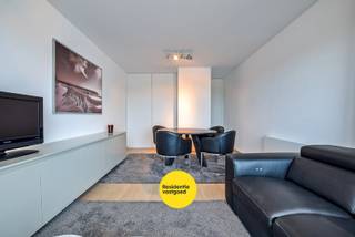 Prachtig afgewerkt appartement (45m²) met frontaal zeezicht op de zeedijk van Nieuwpoort! <br />Dit appartement, ingericht door een interieurarchitect in een modern luxe-suite concept, biedt alles wat u zoekt voor een zorgeloze vakantie of als stijlvol tweedeverblijf.<br />Topligging: Frontaal zeezicht op de zeedijk van Nieuwpoort.<br />Indeling en afwerking: Ruime leefruimte met maatwerk inbouwkasten, strak en functioneel. Volledig ingerichte keuken, aparte slaapkamer met ensuite badkamer: een moderne douche, lavabomeubel en een toilet. Ruim, lichtrijk en ontworpen met oog voor detail en comfort. Energiezuinig met EPC 265. (C-label) Kom het zelf ervaren!<br /><br />De vermelde prijs is een richtprijs, elk bod wordt overgemaakt aan de eigenaar die zich het recht voorbehoudt dit bod al dan niet te aanvaarden.<br /><br />Neem voorsprong met een vrijblijvende en gratis schatting van uw eigendom via:<br />http://www.residentievastgoed.be/gratisonlineschatten