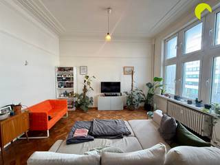 Op een centrale ligging aan de Plantin en Moretuslei bevindt zich dit ruim en lichtrijk appartement met authentieke elementen en hoge...