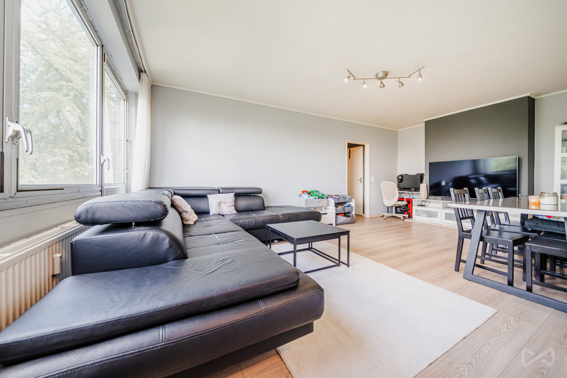 📍 SCHAARBEEK – Gerenoveerd 1SLK appart met open uitzicht - foto 4