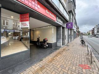Dit uitstekend gelegen handelspand bevindt zich in het bruisende centrum van Oostkamp, waardoor het een ideale locatie is voor diverse commerciële activiteiten. De ruimte beschikt over een ruime etalage die zorgt voor optimale zichtbaarheid en veel natuurlijk licht binnenbrengt, wat bijdraagt aan een aangename werksfeer.<br /><br />Binnen beschikt het pand over een goed uitgeruste keuken, een praktische archiefruimte en een aangename tuin, wat niet alleen zorgt voor extra comfort, maar ook diverse mogelijkheden biedt voor de dienstensector. Dankzij deze veelzijdige indeling is het pand zeer geschikt voor een breed scala aan zakelijke toepassingen.<br /><br />De ligging in het hart van Oostkamp, met alle voorzieningen en openbaar vervoer in de nabijheid, maakt dit pand bijzonder aantrekkelijk voor ondernemers die een strategische uitvalsbasis zoeken. Of u nu een winkel, kantoor of dienstverlenend bedrijf wilt starten, deze locatie combineert zichtbaarheid met functionaliteit op een uitstekende manier.<br /><br />Totale oppervlakte winkelruimte 178 m2<br />Onroerende voorheffing ten laste van de huurder 