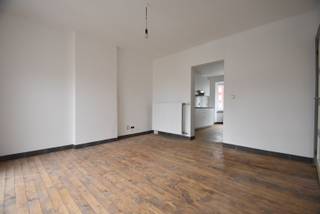 BIJ INTERESSE AUB REAGEREN VIA DE LINK = https://immogoffin.mijnhuurprofiel.be/property/38c51a66-56be-49d6-a051-ed3b7f2c64d3<br /><br />Dit gezellige duplex appartement met een bewoonbare van oppervlakte 110 m² ( bron: EPC) is gelegen op de 1ste en 2de verdieping, langs de Henisstraat ter hoogte van nummer 57. Op enkele minuutjes wandelen komt men in het mooie centrum van Tongeren, waar men alles binnen handbereik heeft wat men dagelijks nodig heeft, en op een 500-tal meter vindt men het station.<br /><br />Dit charmante appartement werd zeer geslaagd en grondig gerenoveerd, met inbegrip van volgende werkzaamheden: nieuwe ramen, elektriciteit, CV, keuken, vernieuwde houten vloeren die zo het appartement een gezellige en authentieke uitstraling geven, badkamer, schilderwerken, isolatie dak,.. De huurder kan zo inhuizen zonder nog bijkomende kosten te moeten maken. <br /><br />Indeling: <br />gemeenschappelijke inkomhal, privé inkom met toilet en trap naar de verdieping, woonkamer met terras, nieuwe leefkeuken ingericht met kookplaat dampkap en spoelbak, bergruimte met voorzieningen voor wasplaats.<br />Op de verdieping; nachthal, twee ruime slaapkamers, badkamer. met bad en lavabo. <br /><br />Voldoende gratis parkeermogelijkheden voor de deur. <br />EPC: 108 kWh/m²/jaar, dankzij voldoende isolatie, nieuwe CV en ramen. <br /><br />Geen bijdrage in gemeenschappelijke kosten. <br /><br />VRIJ VANAF 01.10.2026