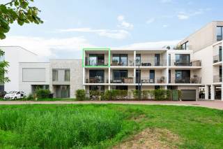 Op deze centrale locatie in Lier bevindt zich dit lichtrijk, instapklaar appartement.<br />Het geniet een gunstige ligging nabij scholen, winkels, openbaar vervoer en belangrijke invalswegen.<br /><br />Het appartement bevindt zich op de tweede verdieping. We komen binnen via de inkomhal waar ook een apart gastentoilet aanwezig is. Deze inkomhal brengt ons in de mooie leefruimte met enorm veel lichtinval door de ramen vooraan. De leefruimte loopt naadloos door in de open keuken.<br /><br />Vervolgens beschikt het appartement over twee slaapkamers (11m² / 6m²) en een badkamer <br /><br />Daarnaast treffen we nog een praktische bergruimte met aansluiting voor een wasmachine alsook het overdekt terras, dewelke bereikbaar via het schuifraam in de leefruimte.<br /><br />Tot slot geniet het appartement van een praktische kelderberging.<br /><br />Troeven:<br />+ Terras<br />+ Gunstige EPC-score A<br />+ EK conform<br />+ Lift aanwezig<br />+ Centrale ligging nabij centrum Lier<br />+ Privé kelderberging<br /><br />Heeft u interesse in dit moderne appartement en wenst u graag een bezoek? Contacteer ons via 03 337 50 70 of info@vbvastgoed.be voor een afspraak ter plaatse.