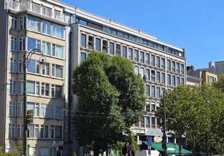 <p><span> </span><span>Instapklare kantoorruimte van 241 m² op een strategische locatie in Brussel.</span></p><p><span> </span></p><p><span>Op een uitstekende locatie in Brussel bevindt zich deze ruime en volledig instapklare kantoorruimte van 241 m². Dankzij de centrale ligging, de functionele indeling en de uitstekende bereikbaarheid vormt deze kantoorruimte een ideale uitvalsbasis voor ondernemingen die op zoek zijn naar een professionele werkomgeving in het hart van de hoofdstad.</span></p><p><span> </span></p><p><span>Via de gemeenschappelijke inkomhal op het gelijkvloers bereikt u de lift en de trappen. Op de zesde verdieping geeft een aparte ingang rechtstreeks toegang tot de kantoorruimte. Met zes afzonderlijke kantoorruimtes en een onthaalruimte kunnen verschillende werkzones, vergaderruimtes of individuele kantoren eenvoudig worden ingericht.</span></p><p><span> </span></p><p><span>Alle lokalen zijn voorzien van ingebouwde kasten, waardoor er voldoende opbergmogelijkheden aanwezig zijn. Daarnaast beschikt elk lokaal over een eigen systeem voor airconditioning en verwarming. Ook zonnewering is voorzien.</span></p><p><span>De indeling omvat verder nog een praktische kitchenette en twee toiletten. Aan zowel de voor- als achterzijde van het gebouw bevinden zich terrassen.</span></p><p><span> </span></p><p><span>Een belangrijke extra troef is dat het aanwezige bureaumeubilair zonder meerprijs kan worden meegehuurd, waardoor de kantoorruimte onmiddellijk in gebruik kan worden genomen.</span></p><p><span> </span></p><p><span>Onderaan het gebouw is parkeergelegenheid beschikbaar. Afhankelijk van de beschikbaarheid kunnen tot vier parkeerplaatsen worden bijgehuurd.</span></p><p><span> </span></p><p><span>Deze kantoorruimte geniet van een bijzonder gunstige ligging in Brussel, te midden van de omgeving van het district Cinquantenaire en Montgomery en op korte afstand van het Europees kwartier.</span></p><p><span>Metro en andere vormen van openbaar vervoer bevinden zich op slechts 250 meter wandelafstand, waardoor de locatie ook zonder wagen uitstekend bereikbaar is.</span></p><p><span> </span></p><p><span>Interesse in een bezoek, aarzel dan niet om ons te contacteren: 078/48 47 00</span></p><p><span>Meer aanbod via <span>www.ap-p.be</span></span></p><p><span> </span></p>