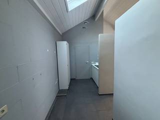 Praktijkruimte van ca. 100m² te huur in Heule. Het pand bestaat uit 2 aparte ruimtes die kan dienen als wachtzaal of apart bureel. Geschikt voor een starter in een vrij beroep of iemand die gewoon een praktische werkplek zoekt.Bent u op zoek naar een handelspand in Heule? Contacteer ons voor meer informatie of een bezoek ter plaatse op het nummer 056 21 11 11.