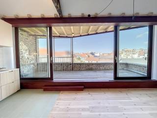 <strong>BEZOEK ENKEL AANVRAGEN VIA IMMODAVINCI.BE<br /></strong>Wenst u een bezoek? Gelieve NIET te BELLEN maar uw bezoek aan te vragen via www.immodavinci.be.<br />Ga naar het pand dat u interesseert en druk op de knop “Bezoek Aanvragen” onderaan de profielfoto van de contactpersoon.<strong><br /><br />LIGGING<br /></strong><span>Dit instapklare duplexappartement is uitstekend gelegen aan de Martelaarslaan en geniet van een bijzonder vlotte bereikbaarheid. Het centrum, de R4, diverse uitvalswegen en autostrades zijn eenvoudig bereikbaar. </span><span>In de directe omgeving vindt u een ruim aanbod aan winkels, supermarkten en onderwijsinstellingen. Dankzij de uitstekende mobiliteit staat u bovendien met de fiets of het openbaar vervoer in een mum van tijd in het stadscentrum. </span><span>Ook natuurliefhebbers komen hier volledig aan hun trekken: het prachtige natuurreservaat Bourgoyen-Ossenmeersen en de recreatieve Blaarmeersen bevinden zich op wandel- en fietsafstand. Kortom: een ideale combinatie van stadsleven, bereikbaarheid en groen.</span><span><br /></span><br /><strong>INDELING<br /></strong><span>Dit stijlvolle duplexappartement bevindt zich in een kleinschalige residentie met op het gelijkvloers een praktijkruimte, wat zorgt voor extra rust en privacy in de avonduren. </span><span>Het appartement combineert hedendaags wooncomfort met charmante authentieke elementen zoals hoge plafonds, sierschouwen, karaktervolle bakstenen muren en grote raampartijen die zorgen voor een overvloed aan natuurlijk licht in elke ruimte. </span><span>Op het gelijkvloers bevinden zich twee ruime slaapkamers en een volledig uitgeruste badkamer met ligbad, inloopdouche en dubbele wastafel. Daarnaast is er een apart gastentoilet. </span><span>Via de trap bereikt u de bovenverdieping voorzien van een lichtrijke open leefruimte. Deze bestaat uit een gezellige zithoek en een eetplaats met open, volledig ingerichte keuken. Naast de keuken bevindt zich nog een derde kamer met mezzanine, ideaal als derde slaapkamer, bureau of hobbyruimte. </span><span>Tot slot beschikt het appartement over een ruim en zonnig terras met open zicht. De combinatie van authentieke elementen en speelse kleuren maken van dit appartement een uniek en sfeervol geheel.<br /></span><br />Huurprijs: € 1.500 / maand<br />Voorschot EGW: € 200 / maand<br />Termijn huurovereenkomst: 1 jaar<br /><span>Beschikbaar: 1 mei 2026</span><br />DOMICILIE VERPLICHT!<br /><br /><strong>BEZOEK AANVRAGEN ENKEL VIA DE WEBSITE IMMODAVINCI.BE</strong>