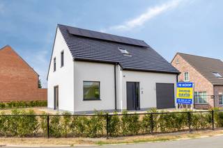 OPEN KIJKMOMENT ZATERDAG 19/09 VAN 12:00 TOT 13:00<br /><br />immo DAVID stelt voor: energiezuinige nieuwbouwwoning met 4 slaapkamers in Mazenzele (Opwijk), waar hedendaagse architectuur, ruimte en duurzaamheid perfect samenkomen. <br />Gelegen op een perceel van ca. 554 m² geniet u van een rustige, groene omgeving met een uitstekende bereikbaarheid naar Brussel, Aalst en Dendermonde.<br /><br />De woning biedt ca. 245 m² bewoonbare oppervlakte en omvat een lichtrijke leefruimte met open keuken, berging, inpandige garage en een zuidgerichte tuin met terras. Op de verdieping bevinden zich vier volwaardige slaapkamers, twee badkamers en een aparte berging. De geïsoleerde zolder van ca. 40 m² biedt extra opbergruimte.<br /><br />Dankzij de warmtepomp met vloerverwarming en koeling, zonnepanelen, ventilatiesysteem D met warmterecuperatie, regenwaterrecuperatie en hoogwaardige isolatie behaalt de woning een E-peil van maximaal 20, wat zorgt voor optimaal wooncomfort en bijzonder lage energiekosten.<br /><br />Verkoopprijs: € 569.055 exclusief registratierechten, btw, notariskosten en aansluitingskosten.<br /><br />Interesse? Contacteer Immo DAVID voor meer informatie over dit prachtige nieuwbouwproject.