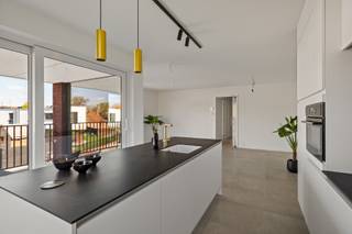 Wonen waar rust en comfort hand in hand gaan – welkom in Residentie ’s Grevenhof! In dit luxueuze appartement gebouwd in 2023, geniet je van het...