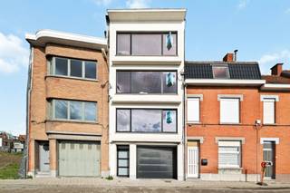 Opbrengsteigendom met 3 appartementen en mogelijkheid tot meer te koop aan de leie. Wanneer u op zoek bent achter een goede investering, dan kan dit...