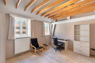 ENKEL VOOR STUDENTEN!<br />Deze bemeubelde studentenkamers zijn gelegen in een verzorgd studentengebouw met +/- 13 studentenkamers. Elke kamer is standaard bemeubeld maar alle kamers zijn verschillend van indeling en grootte. Deze studentenkamers zijn strategisch gelegen en bevinden zich over het busstation en het treinstation van Leuven en op wandelafstand van het bruisende stadscentrum (winkels, restaurants, sportfaciliteiten…) en in de onmiddellijke omgeving van campussen.<br /><br />Elke verdieping bestaat uit 6 studentenkamers met een gemeenschappelijke eetplaats, gemeenschappelijke geïnstalleerde keuken, terras en gemeenschappelijk sanitair. Deze gemeenschappelijke ruimtes moeten gedeeld worden met 5 medestudenten.<br />Dankzij de gemeenschappelijke keuken, eetplaats en het gemeenschappelijke terras zal je snel kennis maken met de medebewoners.<br /><br />Kamer 105: basishuurprijs 450 EUR / maand + kosten<br />Kamer 205: basishuurprijs 510 EUR / maand + kosten<br />Kamer 301: basishuurprijs 600 EUR / maand + kosten<br />incl. internet + maandelijkse provisie van 70 EUR voor EGW (elektriciteit, gas en water).<br />De studentenbelasting (éénmalige kost) van 190 EUR wordt apart aangerekend.<br /><br />Alle kamers zijn beschikbaar vanaf 15 september 2026. <br /><br />Heeft u interesse in deze studentenkamers? Contacteer ons voor meer informatie of een bezichtiging ter plaatse! info@covas.be // 016 40 60 20 // www.covas.be