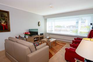Residentieel en standingvol appartement, volledig vernieuwd in 2023. Centraal gelegen tussen centrum en station, nabij winkels, openbaar vervoer, scholen en invalswegen. Bijzonder lichtrijk, ruim en buitengewoon aangenaam. Volledig vernieuwd, in perfekte staat en instapklaar. Voorzien van een gepantserde branddeur en elektrische zonwering. Zeer aangename leefruimte inclusief volledig ingerichte keuken, twee slaapkamers, mooie badkamer met inloopdouche en afzonderlijk toilet. Klein terrasje aan de keuken en ruim terras aan de slaapkamers. Prachtig vergezicht over stad en vesten met mooie bomen. Inclusief kelderberging.