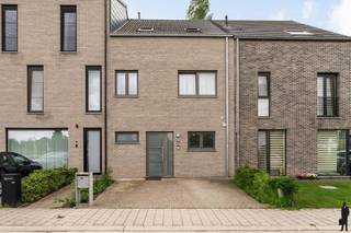 <p>Moderne en energiezuinige gezinswoning (±216 m²) met 6 slaapkamers, 3 badkamers en zonnige tuin in de gegeerde Elsdonk/Molenveldwijk</p>
<p>In de rustige en kindvriendelijke Bosmanstraat, midden in de populaire Elsdonk/Molenveldwijk in Edegem, bevindt zich deze recente en instapklare nieuwbouwwoning (oplevering 2021). De volledige straat bestaat uit recente nieuwbouwwoningen en beschikt over een gezellig pleintje met speeltuin, ideaal voor gezinnen met kinderen.</p>
<p>Deze ruime woning combineert hedendaags comfort, energiezuinig wonen en een praktische indeling met hoogwaardige afwerking. Dankzij de uitstekende energiescore (EPC A), ventilatiesysteem D, vloerverwarming op elke verdieping en regenwaterput geniet je hier van optimaal wooncomfort.</p>
<p>Troeven<br />- Recente nieuwbouwwoning (oplevering 2021)<br />- Eerste eigenaars<br />- Mogelijkheid tot aankoop aan 2% registratierechten<br />- EPC A<br />- Ventilatiesysteem D<br />- Vloerverwarming op elke verdieping<br />- ±216 m² bewoonbare oppervlakte<br />- 6 volwaardige slaapkamers<br />- 3 badkamers<br />- 3 toiletten<br />- Moderne, ruime keuken<br />- Lichtrijke leefruimte<br />- Gezellige zonnige tuin<br />- Laminaatvloeren op de verdiepingen met parketlook<br />- Oprit aanwezig<br />- Regenwaterput<br />- Kindvriendelijke en rustige buurt met speeltuintje</p>
<p>Ligging<br />Gelegen in de gegeerde Elsdonk/Molenveldwijk in Edegem, een rustige en residentiële buurt in de Antwerpse Zuidrand. Scholen, winkels, openbaar vervoer en belangrijke invalswegen bevinden zich vlakbij, met een vlotte verbinding naar Antwerpen en Brussel. De Bosmanstraat is volledig opgebouwd uit recente nieuwbouw, wat zorgt voor een aangename en moderne woonomgeving.</p>
<p>Indeling<br />Gelijkvloerse verdieping (±72 m²)<br />Via de ruime en lichtrijke inkomhal krijg je meteen een aangenaam gevoel van ruimte en licht. Rechts bevindt zich de moderne, volledig uitgeruste keuken. Links vind je de eerste badkamer met douche en toilet, gevolgd door praktische ingemaakte kasten. Verder kom je in de ruime en lichtrijke leefruimte met directe toegang tot de gezellige zonnige tuin, ideaal om te ontspannen of gasten te ontvangen.</p>
<p>Eerste verdieping (±72 m²)<br />Nachthal met drie ruime slaapkamers (ca. 12 m², 15 m² en 15 m²) en een badkamer uitgerust met ligbad, lavabo en toilet.</p>
<p>Tweede verdieping (±72 m²)<br />Ook deze verdieping beschikt over drie volwaardige slaapkamers (ca. 12 m², 15 m² en 15 m²) en een derde badkamer met douche, lavabo en toilet.<br /><br />Stedenbouwkundige info in aanvraag.</p>