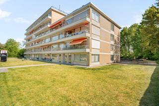 Op een gunstige ligging aan de ring van Turnhout bevindt zich dit goed onderhouden appartement met drie slaapkamers, twee terrassen en...