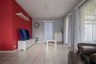 <p><span>Woning met 3 tot 4 slaapkamers op 516 m² in Oostmalle. </span></p><p><span> </span></p><p><span>Deze deels te renoveren woning met tuin, garage is centraal gelegen met vlotte verbinding naar het centrum en invalswegen. De woning beschikt over een bewoonbare oppervlakte van 131 m² en en een perceelsoppervlakte van 516 m² en biedt veel potentieel na de gedane aanpassingen.</span></p><p><span> </span></p><p><span>Gelijkvloers: <br /></span><span>Via de inkomhal met apart toilet kom je in de lichtrijke woonkamer van 32 m² met een keramische tegelvloer waar aansluitend de keuken van 14 m² is uitgerust met koelkast, kookplaat, dubbele spoelbak, dampkap, vaatwasser en microgolfoven. <br />De bureauruimte van 10 m², ideaal voor thuiswerken, kan ook gebruikt worden als 4</span><span><sup>de</sup></span><span> slaapkamer. <br />De badkamer (4,5 m²) op plankenvloer is voorzien van douche, dubbele lavabo en sierradiator. <br /><br />In de tuin is er een overdekt terras van 19 m² en een tuinhuis. <br />Verder is er een zwembad welke dringend een renovatie nodig heeft.   </span></p><p><span><br /></span><span>1e verdieping:<br /></span><span>De nachthal is voorzien van een ingemaakte kast en de 3 slaapkamers van respectievelijk14 m²; 13,5 m² en 7,5 m² zijn allen op novilon. </span></p><p><span><br />Verder is er buiten de uitpandige garage ook nog een kelder. </span></p><p><span> </span></p><p><span>BIJZONDERHEDEN: </span></p><p><span>De woning is in 1990 uitgebouwd en deels gerenoveerd. </span></p><p><span><br />Stedenbouwkundige inlichtingen: vergunning aanwezig, geen verkavelingsvergunning, geen voorkooprecht, geen maatschappelijke herstelmaatregel opgelegd, woongebied. </span></p><p><span> </span></p><p><span> </span></p>