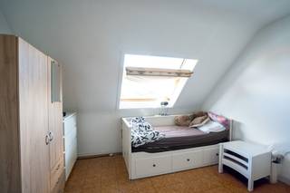 Goed gelegen duplex appartement.Inkomhal met apart toilet.Lichtrijke woonkamer, keuken (voorzien van alle toestellen) en toegang tot het terras.Op de...