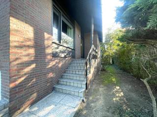 Menen : Villa met 3 slaapkamers, tuin en 3 garages te MenenIndeling:  * -1 : kelder * Gelijkvloers: 2 slaapkamers, badkamer en 3 garages * 1ste...