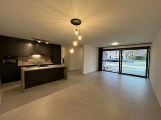 Dit volledig nieuwe appartement is gelegen in een rustige en residentiële wijk in Alken. Het appartement werd kwalitatief en luxueus afgewerkt en is volledig instapklaar.<br /><br />De ligging vormt een absolute troef. Het centrum van Alken bevindt zich op slechts ca. 900 meter, waardoor winkels, scholen, horeca, openbaar vervoer en andere dagelijkse voorzieningen vlot bereikbaar zijn. Carrefour Alken ligt op amper 1 km. Ook de verbinding met de omliggende steden is uitstekend: Hasselt bevindt zich op ca. 7 km en Sint-Truiden op ca. 11 km.<br /><br />Recht tegenover het gebouw bevindt zich een mooi aangelegd parkje dat door de gemeente wordt onderhouden. Dit zorgt voor een aangenaam groen uitzicht en draagt bij aan het rustige karakter van deze residentiële omgeving. In de buurt zijn bovendien ondergrondse afvalcontainers voorzien, waardoor het straatbeeld netjes en verzorgd blijft.<br /><br />Het appartement zelf werd met veel aandacht afgewerkt. Alle verlichting is reeds geïnstalleerd en ook de ramen worden voorzien van kwalitatieve lamellen. U hoeft deze zaken dus niet meer zelf te voorzien. Daarnaast is het appartement energiezuinig en geniet u van alle comfort van een nieuwbouw.<br /><br />Indeling:<br /><br />Gelijkvloers:<br /><br />- inkomhal<br />- lichtrijke leefruimte<br />- volledig uitgeruste keuken<br />- 2 slaapkamers<br />- bureauruimte<br />- badkamer met douche<br />- toilet<br />- terras met aansluitend tuintje<br /><br /><br />Verdiep -1:<br /><br />- kelderberging<br />- staanplaats<br />- gemeenschappelijke fietsenstalling<br /><br />Het terras sluit aan op een gezellig tuintje, waardoor u over een fijne eigen buitenruimte beschikt. De bijkomende staanplaatsen, kelderberging en gemeenschappelijke fietsenstalling zorgen voor extra praktisch comfort.<br /><br />Dit appartement wordt te huur aangeboden in Alken en is ideaal voor wie graag rustig woont, maar toch dicht bij het centrum en de omliggende steden wil blijven. Wie een recent en energiezuinig appartement wil huren in Alken, krijgt hier een volledig afgewerkt geheel waar u meteen kan intrekken.<br /><br />Kortom, een instapklaar nieuwbouwappartement in Alken met een kwalitatieve afwerking, een aangename buitenruimte en een uitstekende ligging tussen Hasselt en Sint-Truiden.<br /><br />De snelste manier om een bezoek te brengen aan dit appartement? Vraag je bezoek aan via de rode knop op onze website (www.dewaele.com).<br /><br />Telefonisch kunnen er geen afspraken gemaakt worden. Bij andere vragen kun je ons telefonisch contacteren via 011 30 50 50.<br /><br />Tot binnenkort<br /><br /><br /><br />Deze AI-visualisaties zijn bedoeld als inspiratie. Er werd geen rekening gehouden met technische specificaties, stedenbouwkundige voorschriften of de concrete mogelijkheden tot realisatie.