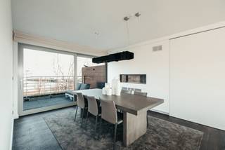 Stijlvol afgewerkt appartement van 202 m² met zuidwestelijke oriëntatie, gelegen op een toplocatie met open zicht op de jachthaven. De...