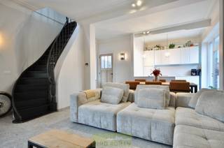 Deze woning is volledig gerenoveerd en instapklaar!Indeling gelijkvloers: inkomhall, toilet, leefruimte met open geïnstalleerde keukenBoven bevinden...