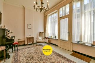 Ontdek deze karaktervolle woning op een topligging in de Nieuwstraat 4 te Torhout. Hier woont u pal in het centrum, met winkels, scholen, horeca en openbaar vervoer op wandelafstand én een vlotte bereikbaarheid.<br /><br />Bij het betreden van de woning komt u in een ruime inkomhal die voorheen dienst deed als handelsruimte, ideaal voor wie wonen en werken wil combineren of nood heeft aan extra polyvalente ruimte. Aansluitend bevindt zich de leefruimte met keuken, die u volledig naar eigen smaak en stijl kan inrichten. Het gelijkvloers wordt verder aangevuld met een gezellige veranda, een gastentoilet en een praktische wasplaats.<br /><br />Op de eerste verdieping vindt u drie volwaardige slaapkamers en een badkamer met zitbad. Via een vaste trap bereikt u de zolderverdieping, waar zich een vierde slaapkamer en extra bergruimte bevinden — perfect voor een groot gezin of hobbyruimte.<br /><br />Ook buiten heeft deze woning troeven: een aangename buitenruimte die zich uitstekend leent tot het creëren van een knus stadstuintje of een gezellig terras, midden in het centrum.<br /><br />Warm geworden van deze karaktervolle eigendom? Contacteer ons vandaag nog voor meer informatie of een bezoek!<br /><br />De vermelde prijs is een richtprijs; elk bod wordt voorgelegd aan de eigenaar, die het recht heeft dit te aanvaarden of te weigeren.<br />Neem voorsprong met een vrijblijvende schatting via: www.residentievastgoed.be/gratisonlineschatten