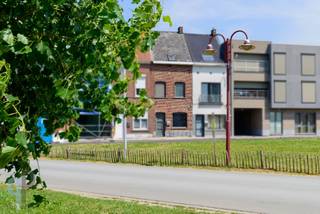 Breng een bezoek aan deze uiterst kwaliteitsvol verbouwde woning op een gunstige ligging te centrum Zottegem. Deze woning beschikt over een zitplaats, eetplaats met open keuken en een achterliggende badkamer met wasmeubel, toilet en inloopdouche. Op het verdiep zijn er 2 ruime slaapkamers en via een vaste trap bereiken we een zolderruimte. Verder beschikt deze woning over een droge kelder. De volledige benedenverdieping is duurzaam en kwaliteitsvol verbouwd. Verder zijn er overal nieuwe ramen (boven met automatische rolluiken) en nieuwe cv op aardgas. Ook de elektriciteit is totaal vernieuwd en beschikt over een conform keuringsattest! Ideale starterswoning of opbrengsteigendom. Voor meer inlichtingen of een bezoek, contacteer Veronique 0483/676579